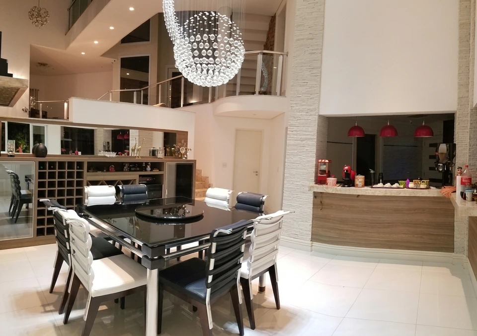 Sala de jantar com lustre e mezanino