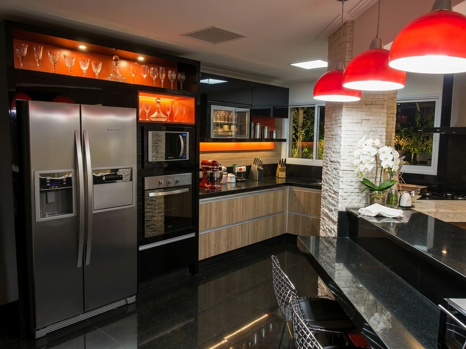 Cozinha com bancadas, armários e pendentes vermelhos